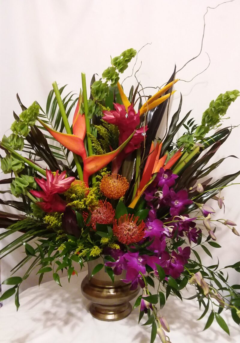 Stage tropical arrangement